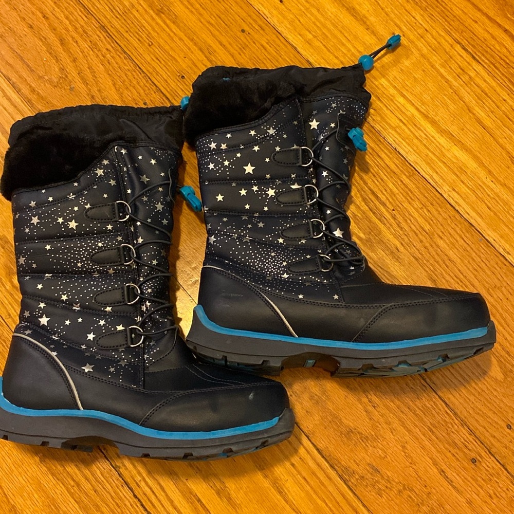 Lands End children’s cold weather boots. 💙 Navy with silver stars